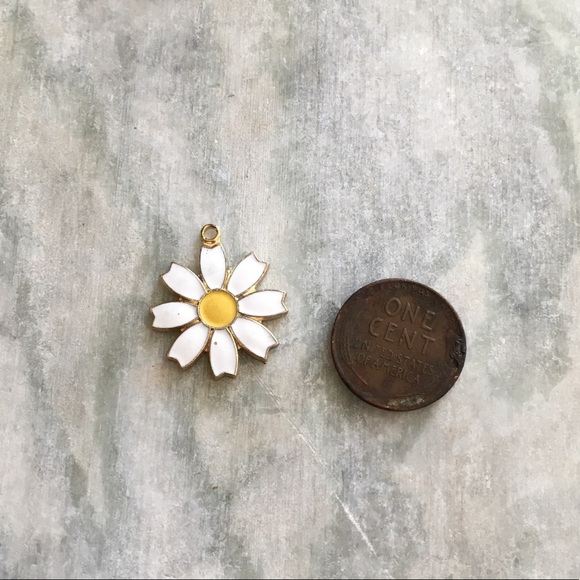 Vintage Daisy Necklace - Picture 5 of 8